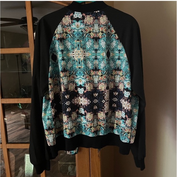 XL Floral bomber jacket. Very lightweight w pockets. Elastic cuffs & waist. EUC - Picture 7 of 9